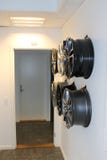 Autoräder, die an einer Wand hängen lizenzfreie stockfotos Autoräder, die an einer Wand hängen lizenzfreie stockfotos