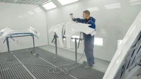 Autoschilder die witte verf op auto extra stootkussen bespuiten in speciale cabine royalty-vrije stock foto Autoschilder die witte verf op auto extra stootkussen bespuiten in speciale cabine royalty-vrije stock foto