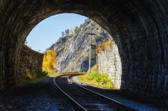 Autumn Circum-Baikal Railway op zuidenmeer Baikal royalty-vrije stock afbeelding Autumn Circum-Baikal Railway op zuidenmeer Baikal royalty-vrije stock afbeelding