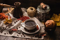 Autumn Leaves med koppen kaffe och muffin arkivfoton Autumn Leaves med koppen kaffe och muffin arkivfoton
