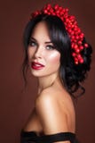 Autumn Portrait del modelo de moda hermoso de la mujer con las hojas y Rowan Wreath de la caída Fotografía de archivo libre de regalías Autumn Portrait del modelo de moda hermoso de la mujer con las hojas y Rowan Wreath de la caída Fotografía de archivo libre de regalías