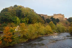 Autumn trees by the river swale and richmond castle royalty free stock photography Autumn trees by the river swale and richmond castle royalty free stock photography