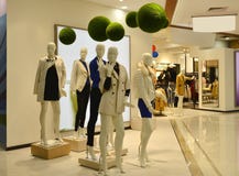 Autumn winter fashion Mannequins and green balls in fashion clothing mall, The expression of green and healthy life royalty free stock photography Autumn winter fashion Mannequins and green balls in fashion clothing mall, The expression of green and healthy life royalty free stock photography