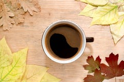 Autunno ancora vita una grande tazza di caffè su una tavola di legno circondata entro l'autunno ha colorato le foglie Vista super fotografie stock libere da diritti Autunno ancora vita una grande tazza di caffè su una tavola di legno circondata entro l'autunno ha colorato le foglie Vista super fotografie stock libere da diritti