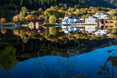Autunno vago, colourful e tranquillo a Gamlehaugen, un palazzo e la residenza della famiglia reale norvegese a Bergen, Norvegia immagini stock Autunno vago, colourful e tranquillo a Gamlehaugen, un palazzo e la residenza della famiglia reale norvegese a Bergen, Norvegia immagini stock