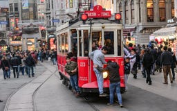 Av ställena besökte mest vid turister, den Istiklal gatan, cloen Arkivbild Av ställena besökte mest vid turister, den Istiklal gatan, cloen Arkivbild