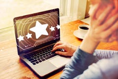 Avalia??o de cinco estrelas com o homem que usa um port?til imagens de stock Avalia??o de cinco estrelas com o homem que usa um port?til imagens de stock
