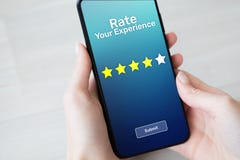 Avalie suas estrelas da revisão cinco da satisfação do cliente da experiência na tela do telefone celular Conceito da tecnologia imagem de stock Avalie suas estrelas da revisão cinco da satisfação do cliente da experiência na tela do telefone celular Conceito da tecnologia imagem de stock
