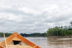 Avant en bois de bateau et paysage vert de jungle, naviguant dans l'eau boueuse de la rivière de Beni, forêt tropicale amazonienn photo libre de droits Avant en bois de bateau et paysage vert de jungle, naviguant dans l'eau boueuse de la rivière de Beni, forêt tropicale amazonienn photo libre de droits