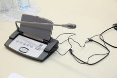Avant une conférence, les microphones devant les présidences vides Centre mou des microphones sans fil de conférence dans un lieu photo stock Avant une conférence, les microphones devant les présidences vides Centre mou des microphones sans fil de conférence dans un lieu photo stock