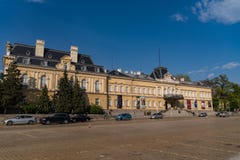 Avdelning av den nationella konstgallerit och Etnographic museet i tidigare konungslott i Sofia Bulgaria Slotten byggdes i 1880 ? royaltyfri bild Avdelning av den nationella konstgallerit och Etnographic museet i tidigare konungslott i Sofia Bulgaria Slotten byggdes i 1880 ? royaltyfri bild