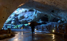 Avec le parapluie dans la caverne photo stock Avec le parapluie dans la caverne photo stock