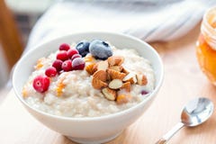Avena de las gachas de avena con las almendras y las bayas, cierre para arriba imagenes de archivo Avena de las gachas de avena con las almendras y las bayas, cierre para arriba imagenes de archivo
