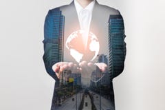 Avenir de concept de réseau de technologie, homme d'affaires tenant le réseau mondial images libres de droits Avenir de concept de réseau de technologie, homme d'affaires tenant le réseau mondial images libres de droits