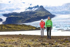 Aventura que camina el senderismo de los pares del viaje en Islandia imágenes de archivo libres de regalías Aventura que camina el senderismo de los pares del viaje en Islandia imágenes de archivo libres de regalías