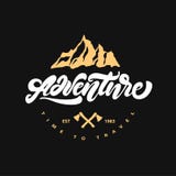 Aventura que pone letras al logotipo con el hacha y la montaña Estilo del logotipo del inconformista Ilustraci?n del vector stock de ilustración Aventura que pone letras al logotipo con el hacha y la montaña Estilo del logotipo del inconformista Ilustraci?n del vector stock de ilustración