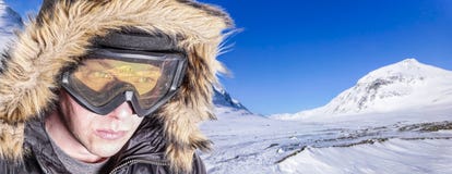 Aventurier/skieur/surfeur avec des lunettes de ski et un capot de fourrure photo libre de droits Aventurier/skieur/surfeur avec des lunettes de ski et un capot de fourrure photo libre de droits