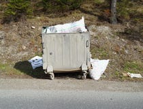 Avfallscontainrar på gatan arkivbilder Avfallscontainrar på gatan arkivbilder