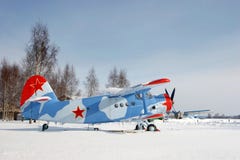 Avion avec l'étoile rouge sur la neige Photos stock Avion avec l'étoile rouge sur la neige Photos stock