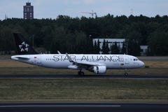 Avion d'Air Portugal de ROBINET de Star Alliance faisant le taxi sur la piste image libre de droits Avion d'Air Portugal de ROBINET de Star Alliance faisant le taxi sur la piste image libre de droits
