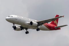 Avion d'airlanes de Shenzhen dans le ciel images stock Avion d'airlanes de Shenzhen dans le ciel images stock