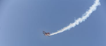 Avion d'insecte de cascade dans le ciel Images stock Avion d'insecte de cascade dans le ciel Images stock
