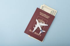Avion sur la couverture d'un passeport russe Dollars Escroquerie de voyage photos libres de droits Avion sur la couverture d'un passeport russe Dollars Escroquerie de voyage photos libres de droits