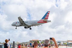 Aviones Airbus 319 de American Airlines que se prepara para aterrizar en SXM imagenes de archivo Aviones Airbus 319 de American Airlines que se prepara para aterrizar en SXM imagenes de archivo