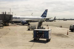 Aviones de JetBlue en el aeropuerto fotografía de archivo libre de regalías Aviones de JetBlue en el aeropuerto fotografía de archivo libre de regalías