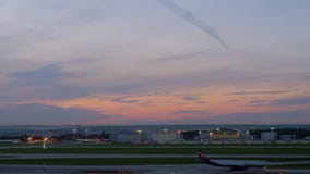Aviones que conducen en el aeropuerto en la oscuridad, Moscú de Sheremetyevo metrajes Aviones que conducen en el aeropuerto en la oscuridad, Moscú de Sheremetyevo metrajes