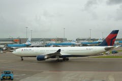 Avions Airbus A330-302 N826NW Delta Air Lines le jour sombre de septembre d'aéroport de Schiphol Photo stock Avions Airbus A330-302 N826NW Delta Air Lines le jour sombre de septembre d'aéroport de Schiphol Photo stock