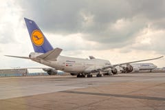 Avions de Lufthansa à l'aéroport Photographie stock Avions de Lufthansa à l'aéroport Photographie stock