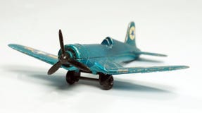 Avião de combate pequeno do brinquedo do vintage foto de stock Avião de combate pequeno do brinquedo do vintage foto de stock
