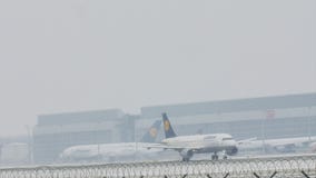 Avión de Lufthansa que saca de pista nevosa Avión de Lufthansa que saca de pista nevosa