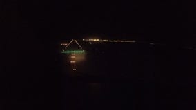 Avión de pasajeros el acercamiento y el aterrizaje en el aeropuerto en la noche La visión desde la carlinga Avión de pasajeros el acercamiento y el aterrizaje en el aeropuerto en la noche La visión desde la carlinga