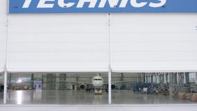 Aviões no hangar técnico Estacionamento do avião no hangar O avião chega no hangar do aeroporto boeing vídeos de arquivo Aviões no hangar técnico Estacionamento do avião no hangar O avião chega no hangar do aeroporto boeing vídeos de arquivo