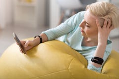 Avkopplad kvinna som använder den smarta telefonen arkivbilder Avkopplad kvinna som använder den smarta telefonen arkivbilder