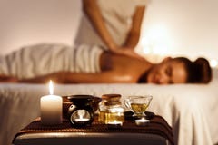 Avkopplad kvinna som tycker om aromatherapymassage i lyxig brunnsort arkivfoton Avkopplad kvinna som tycker om aromatherapymassage i lyxig brunnsort arkivfoton