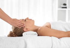Avkopplad massage för kvinnahälerihuvud fotografering för bildbyråer Avkopplad massage för kvinnahälerihuvud fotografering för bildbyråer