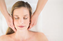 Avkopplad massage för kvinnahälerihuvud i vård- Spa fotografering för bildbyråer Avkopplad massage för kvinnahälerihuvud i vård- Spa fotografering för bildbyråer