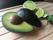 Avocado, kalk en jalapeño royalty-vrije stock foto's Avocado, kalk en jalapeño royalty-vrije stock foto's