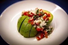 Avocado Pico De Gallo Salsa sałatka z gorącym kumberlandem kropiącym z serem obraz stock Avocado Pico De Gallo Salsa sałatka z gorącym kumberlandem kropiącym z serem obraz stock