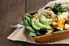 Avocado-und Quinoa-Salat mit Chia Seed stockfotos Avocado-und Quinoa-Salat mit Chia Seed stockfotos