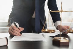 Avocat travaillant avec des documents Concept de justice photographie stock Avocat travaillant avec des documents Concept de justice photographie stock