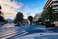 Avondmening van het Plein Puerta del Mar dichtbij de haven en de strandboulevard van Alicante, Spanje royalty-vrije stock afbeeldingen Avondmening van het Plein Puerta del Mar dichtbij de haven en de strandboulevard van Alicante, Spanje royalty-vrije stock afbeeldingen