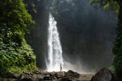 Avonturenzoeker bij mooie wilderniswaterval royalty-vrije stock afbeelding Avonturenzoeker bij mooie wilderniswaterval royalty-vrije stock afbeelding