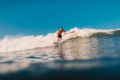 12 avril 2019 Bali, Indon?sie Tenez le tour de surfer de palette sur le ressac Tenez la palette surfant aux vagues dans Bali photo stock 12 avril 2019 Bali, Indon?sie Tenez le tour de surfer de palette sur le ressac Tenez la palette surfant aux vagues dans Bali photo stock