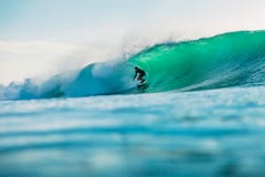 25 avril 2019 Bali, Indon?sie Tour de surfer sur la vague de baril Surfer professionnel avec les ressacs id?aux ? la plage de Bin photo libre de droits 25 avril 2019 Bali, Indon?sie Tour de surfer sur la vague de baril Surfer professionnel avec les ressacs id?aux ? la plage de Bin photo libre de droits