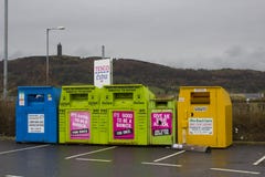 10 avril 2018 l'habillement en acier coloré encaisse pour des charités situées dans le parking supplémentaire local de Tesco au c photographie stock libre de droits 10 avril 2018 l'habillement en acier coloré encaisse pour des charités situées dans le parking supplémentaire local de Tesco au c photographie stock libre de droits