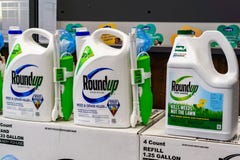 25 avril 2019 Sunnyvale/CA/Etats-Unis - désherbant de rassemblement sur un rayon de magasin ; Bayer a acheté Monsanto en 2018 et images libres de droits 25 avril 2019 Sunnyvale/CA/Etats-Unis - désherbant de rassemblement sur un rayon de magasin ; Bayer a acheté Monsanto en 2018 et images libres de droits